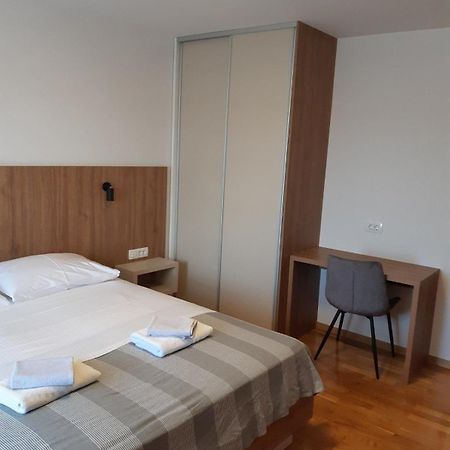 Apartments Mare Малинска Экстерьер фото