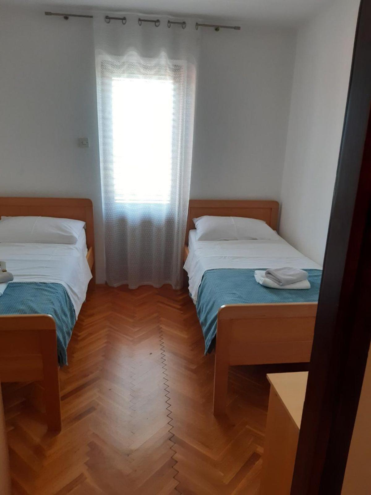 Apartments Mare Малинска Экстерьер фото