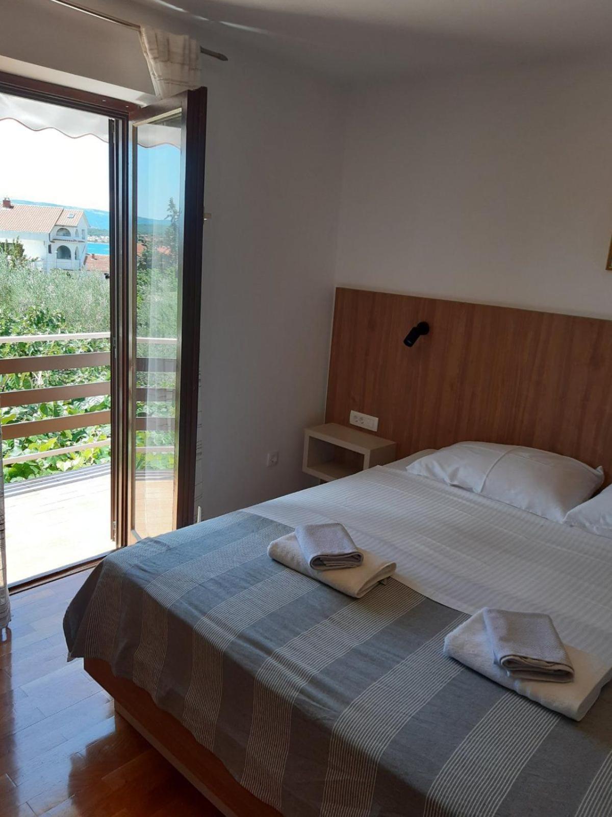 Apartments Mare Малинска Экстерьер фото