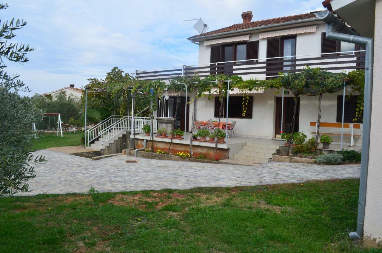 Apartments Mare Малинска Экстерьер фото