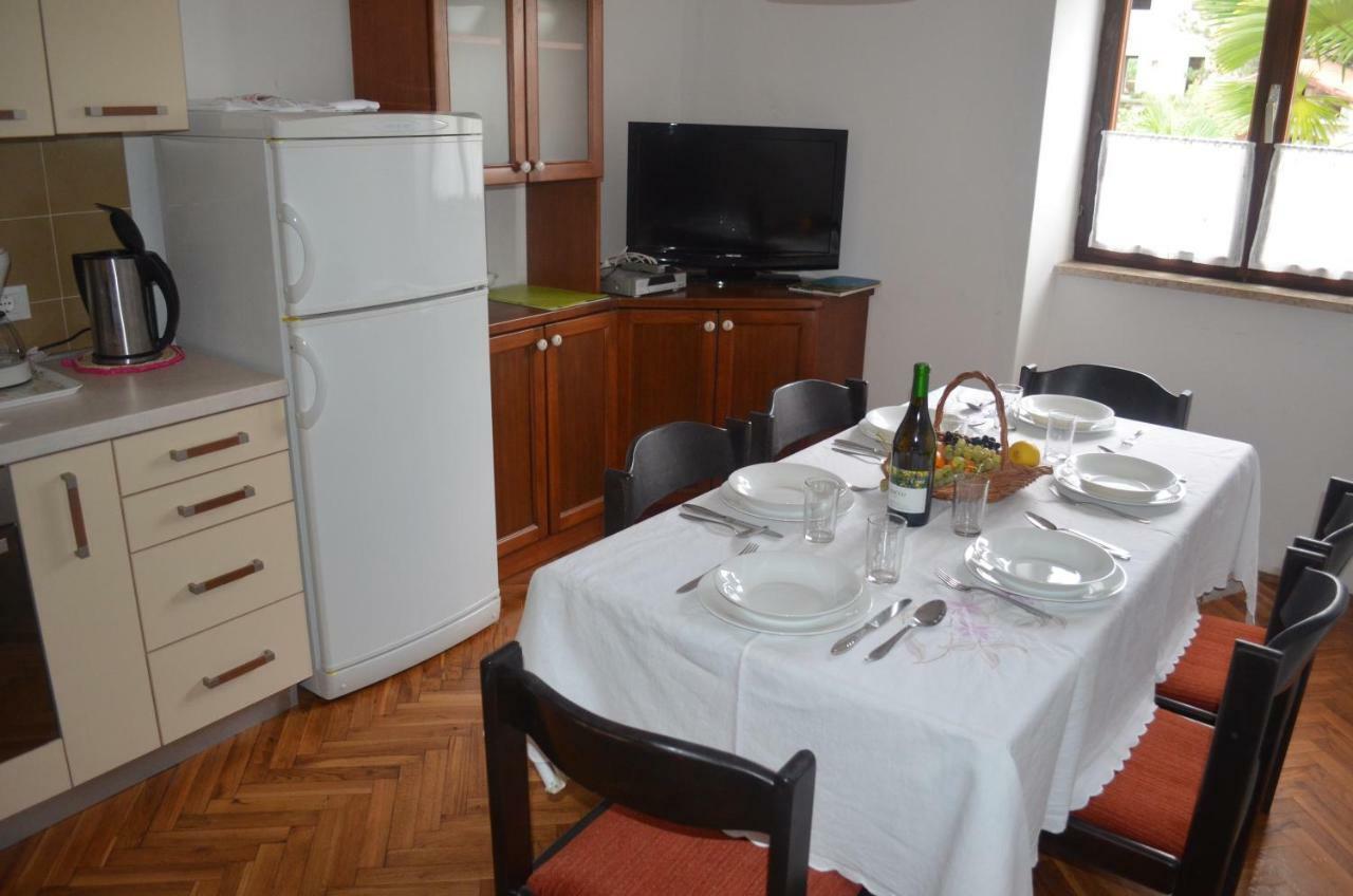 Apartments Mare Малинска Экстерьер фото