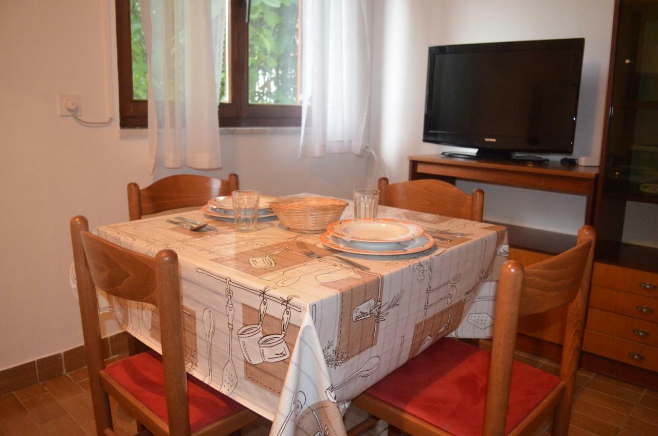 Apartments Mare Малинска Экстерьер фото