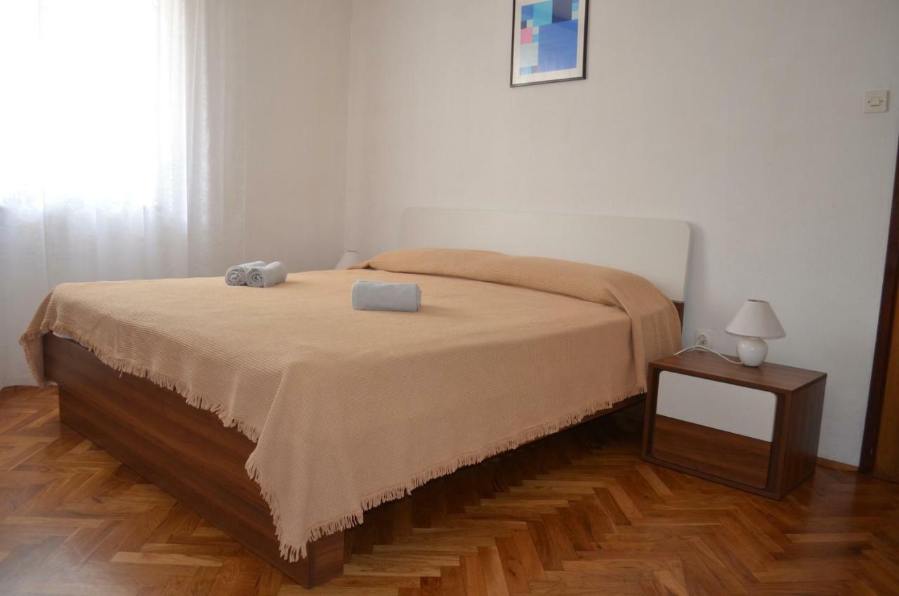 Apartments Mare Малинска Экстерьер фото