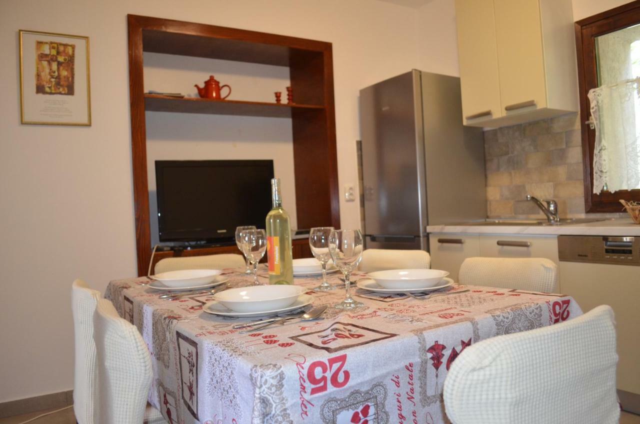 Apartments Mare Малинска Экстерьер фото