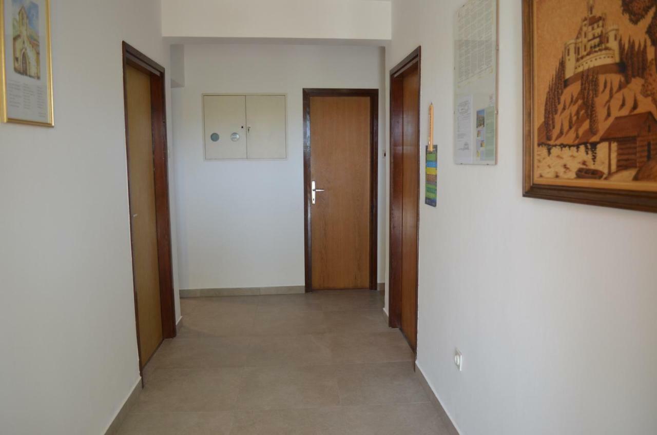 Apartments Mare Малинска Экстерьер фото