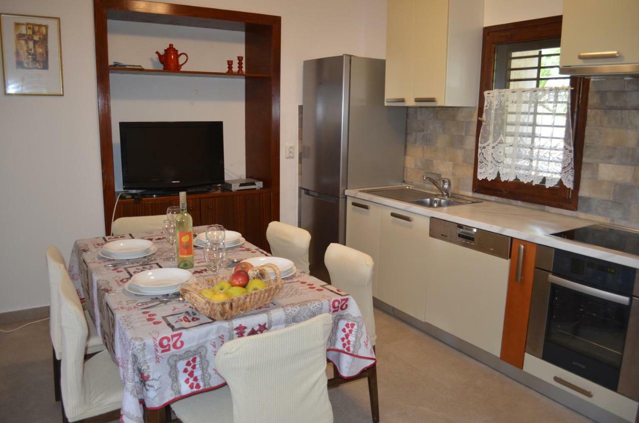 Apartments Mare Малинска Экстерьер фото