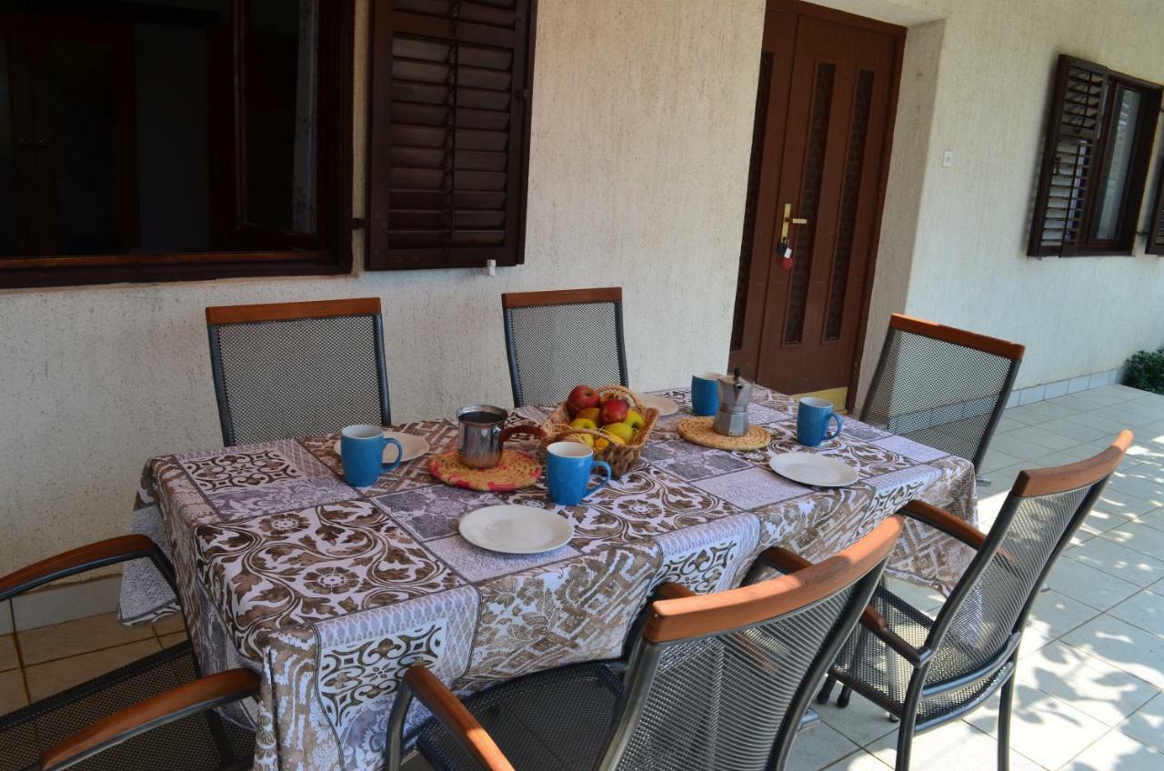 Apartments Mare Малинска Экстерьер фото