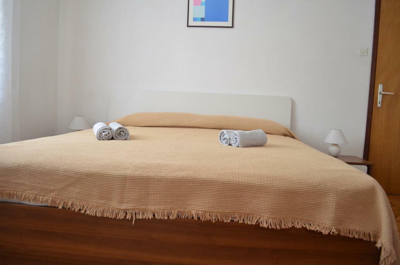 Apartments Mare Малинска Экстерьер фото